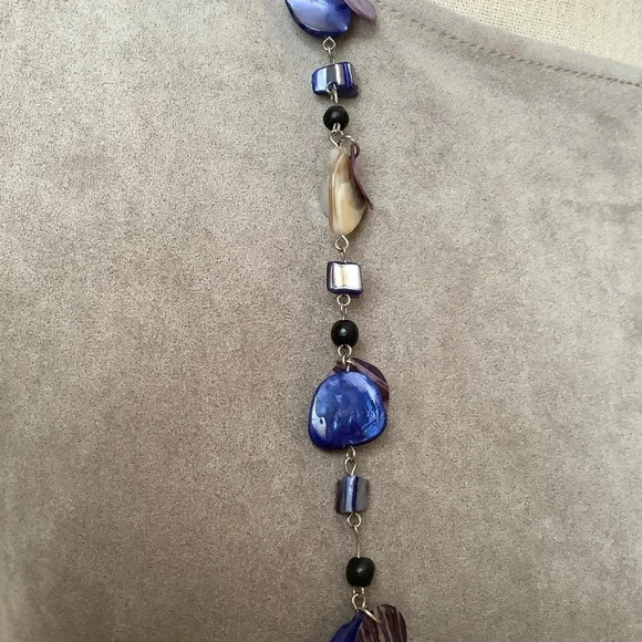 2/$30 VINTAGE Iridescent Blue Shell Necklace - Picture 6 of 10
